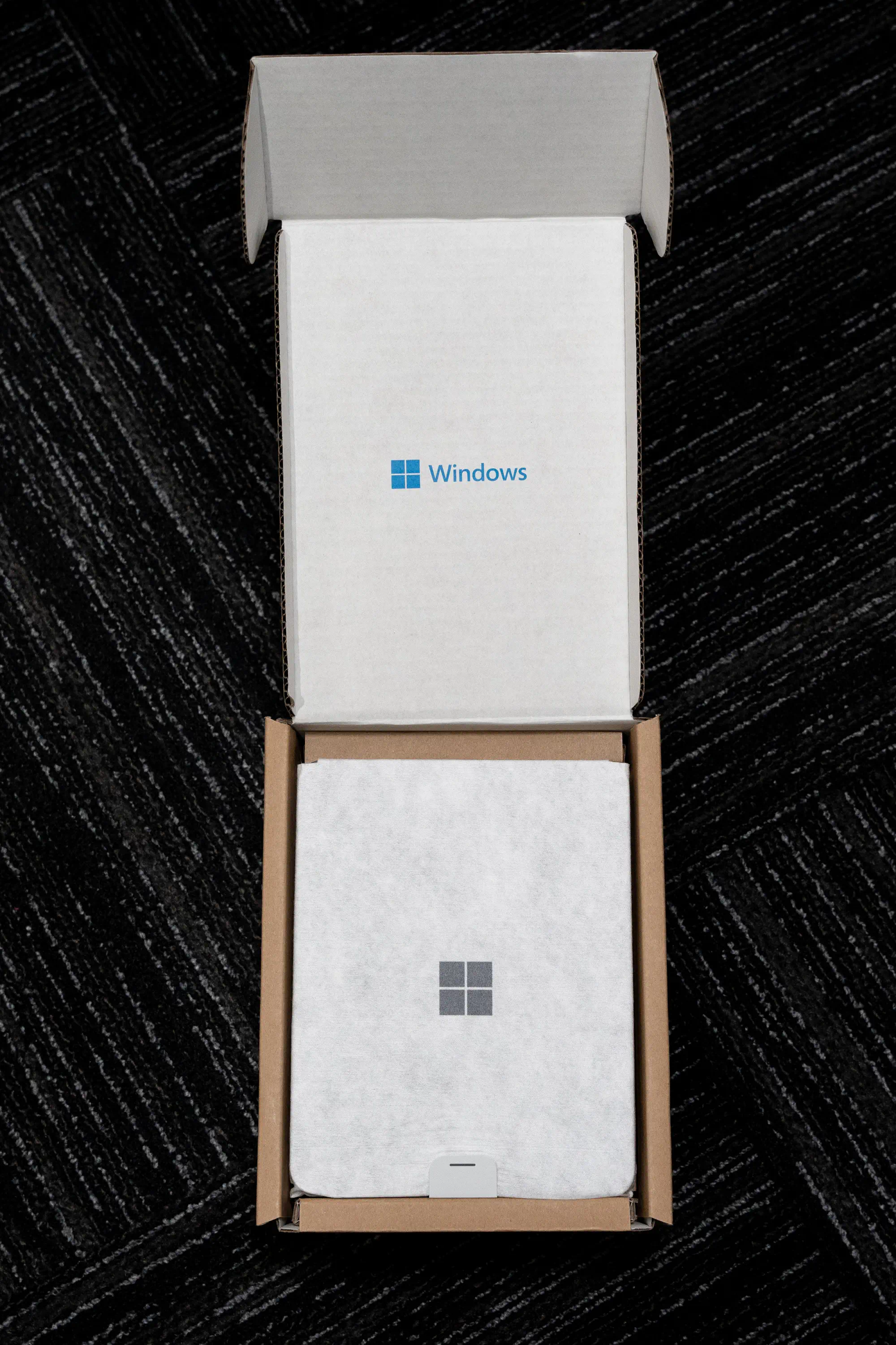 Dev Kitを開封したところ。Microsoftロゴの入った不織布に覆われた本体が見える。