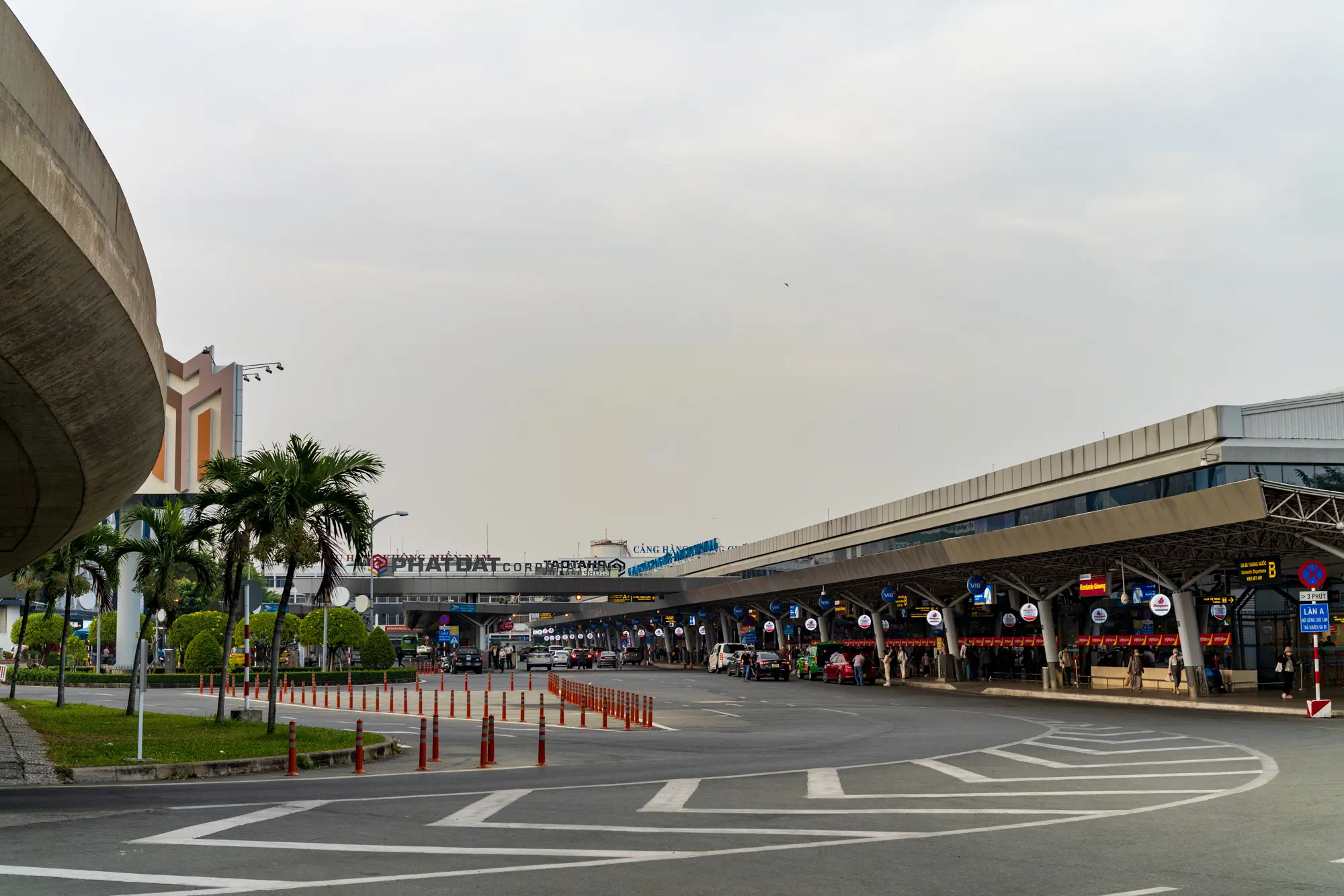 タンソンニャット国際空港の国内線ターミナル遠景。入り口の屋根とタクシーのピックアップレーン入り口が見える