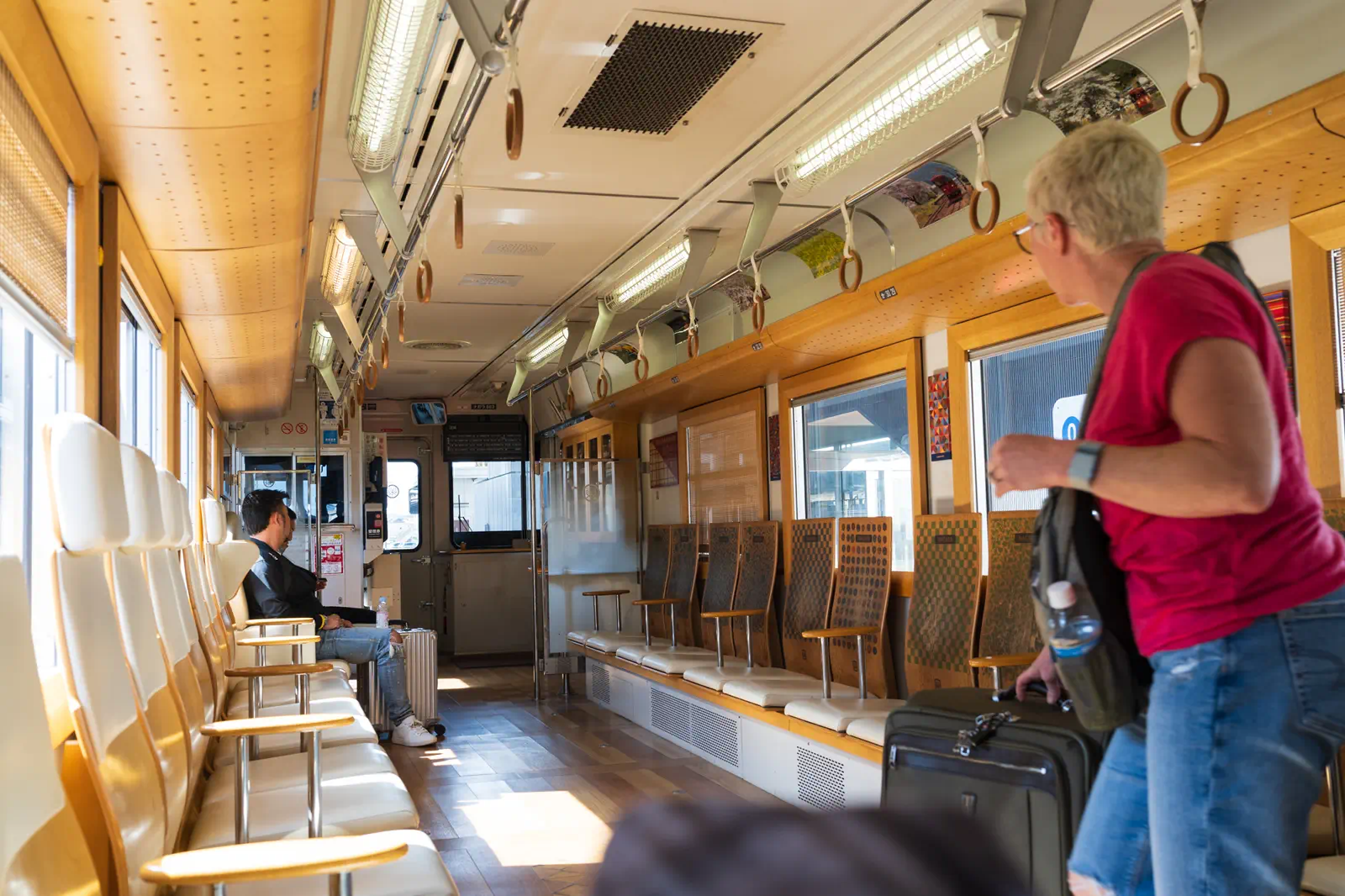 長良川鉄道の車内。観光列車風にリニューアルされていてきれい