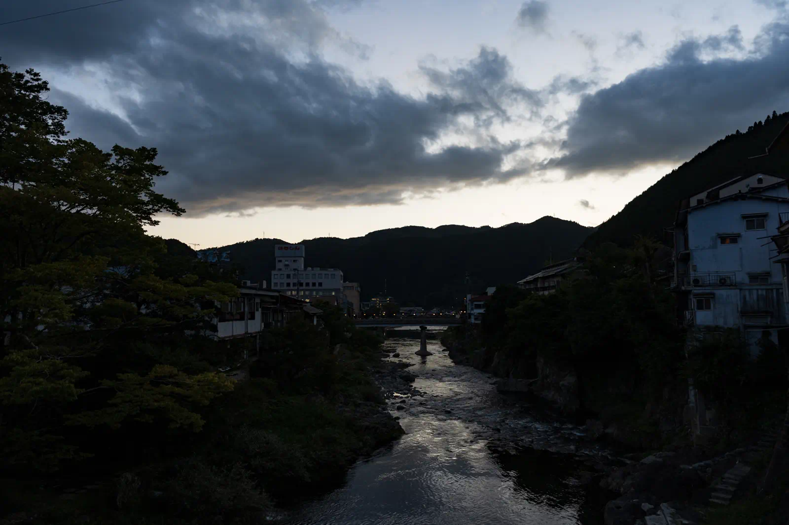 日没直後、橋の上から川を撮った景色