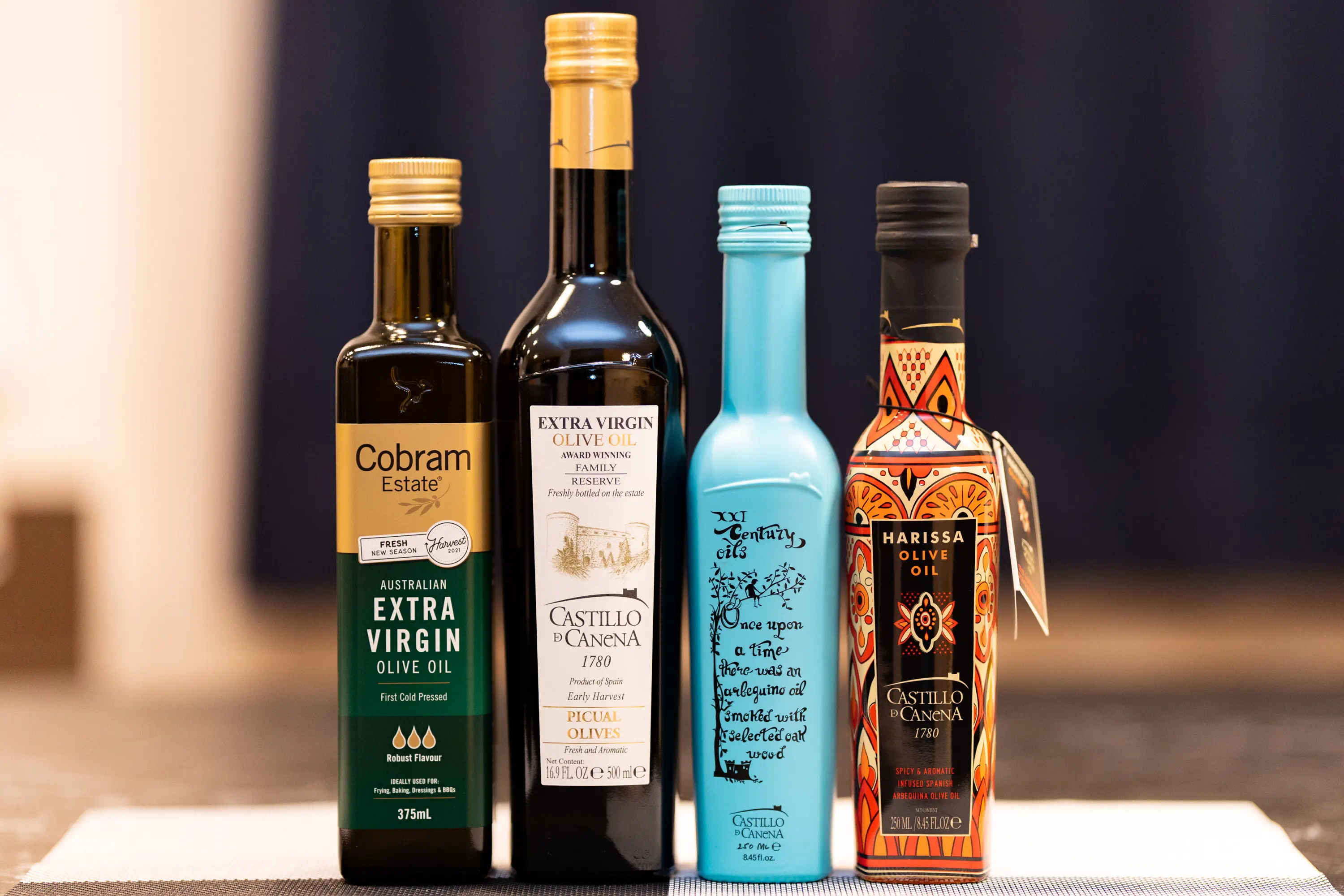 カスティージョカネナ（左から2番目）を含む4本のオリーブオイルの瓶