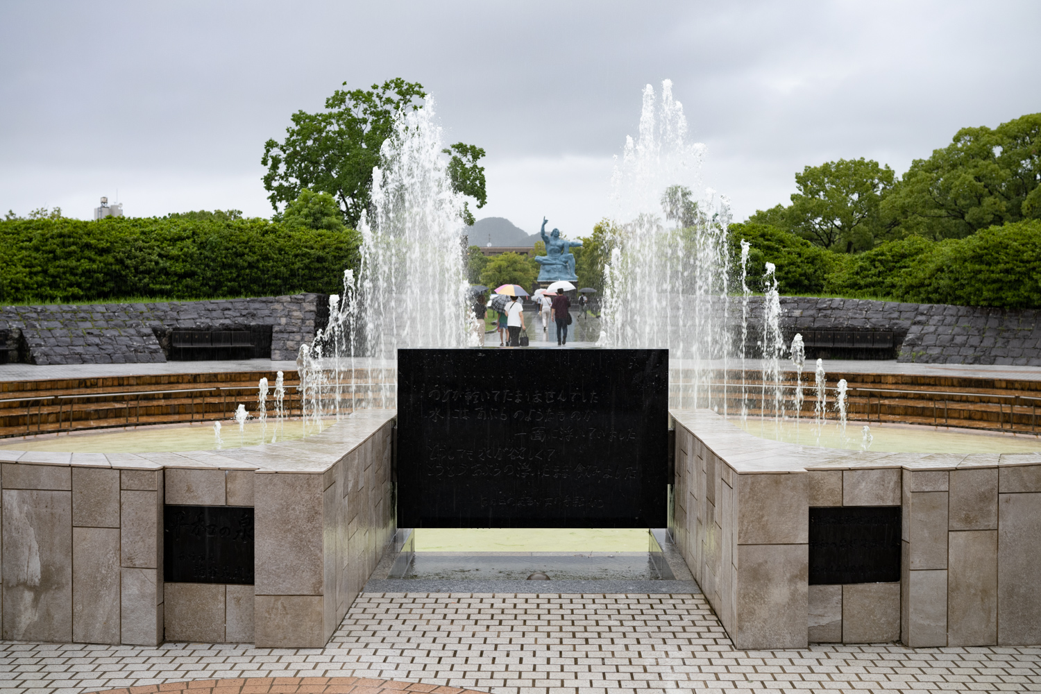 平和公園の噴水と石碑とその奥に見える像