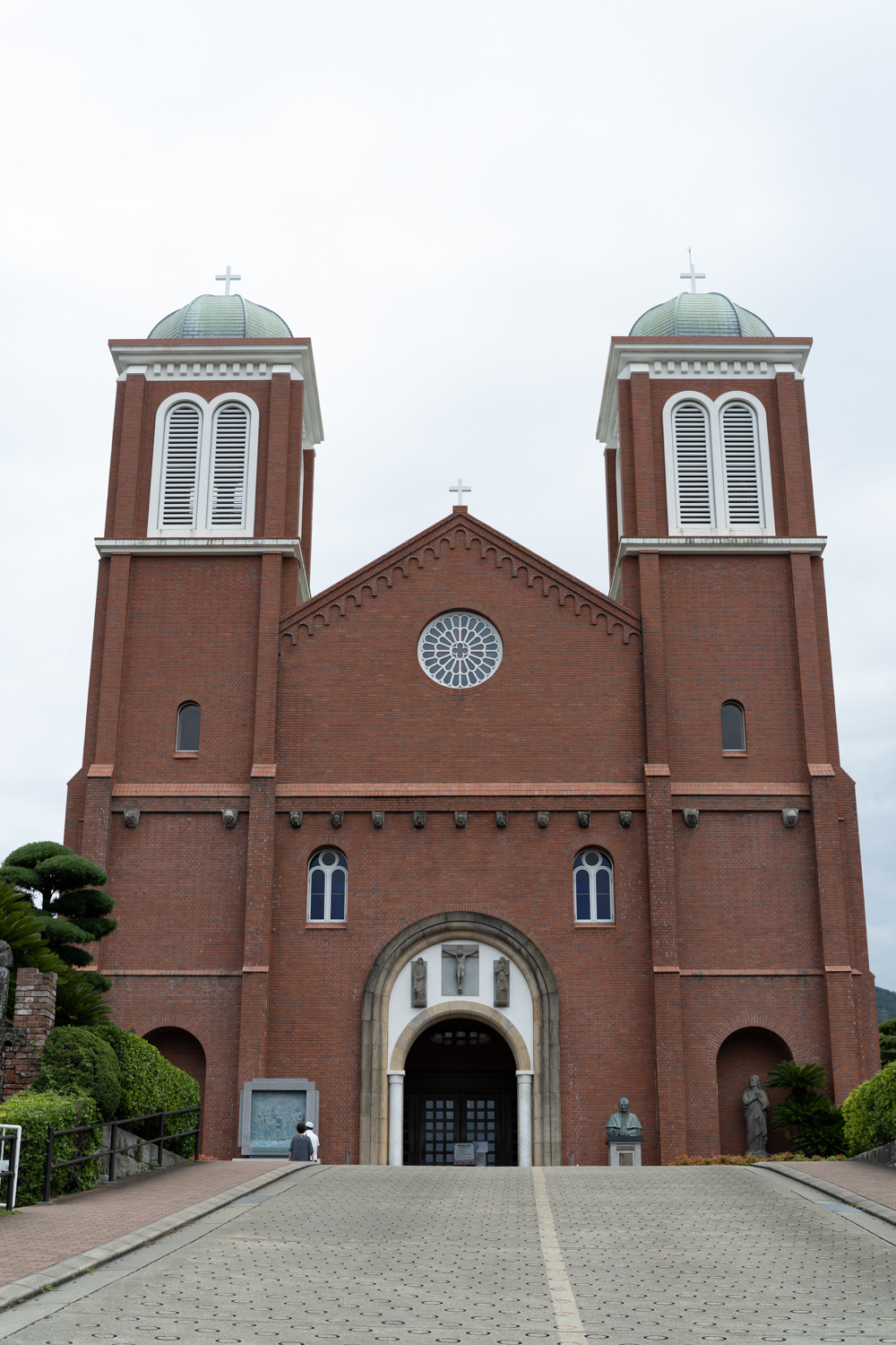 茶色いレンガ造りの浦上教会。2つの塔が左右対称にある
