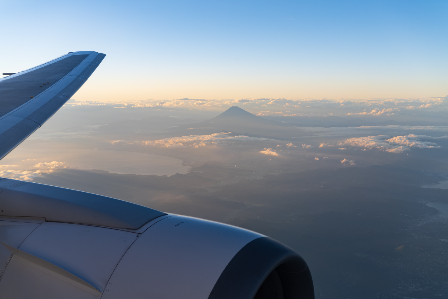飛行機の翼とエンジンと富士山