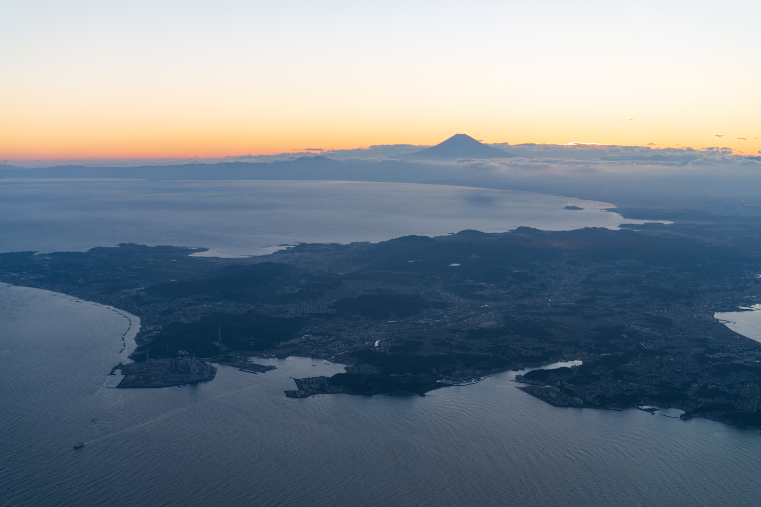 夕焼けの中の富士山と三浦半島