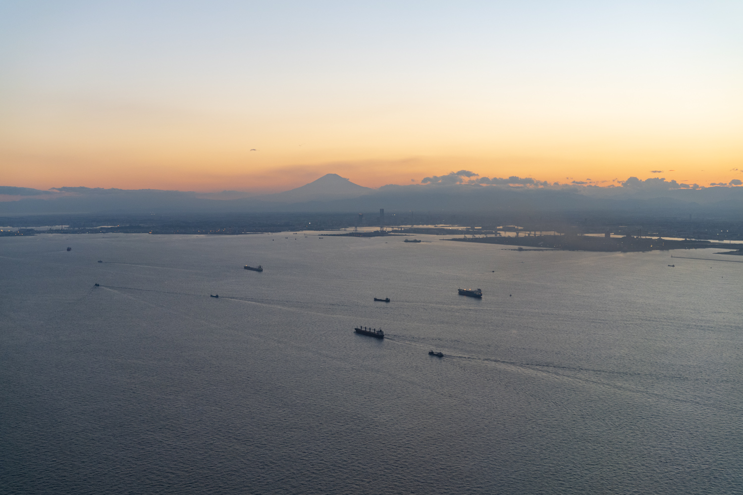 船の航跡と横浜の街と富士山