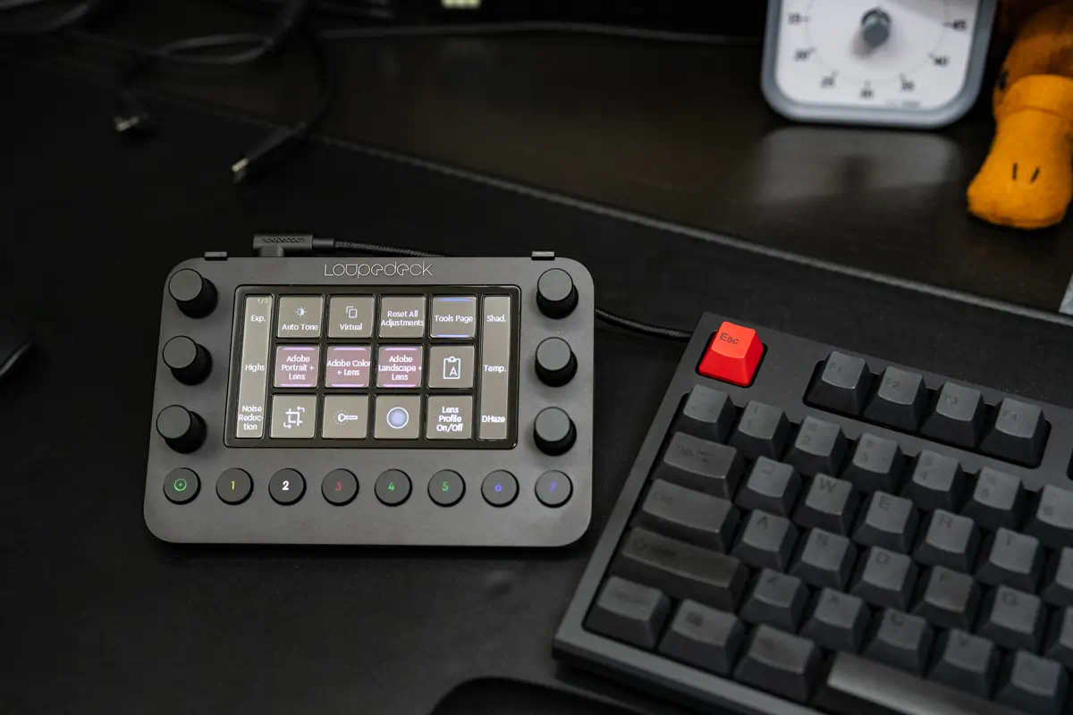 キーボードの左側に置かれたLoupedeckの写真。液晶が表示されているボタンが12個と、ダイヤルが6個備えられている。