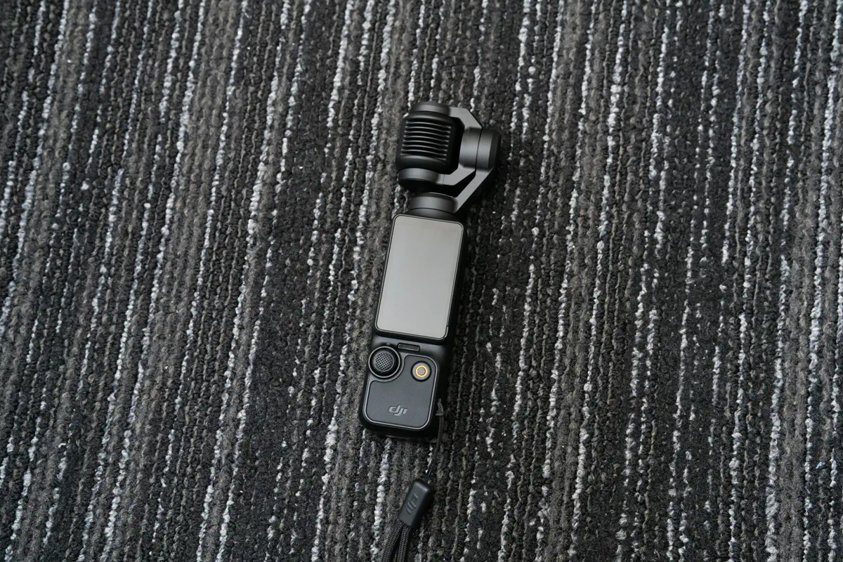 OSMO Pocket3の写真。細長い本体がマットの上に置かれている。
